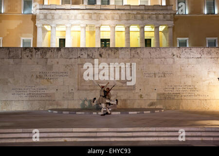 Evzones devant le Tombeau du Soldat inconnu au parlement hellénique à Athènes, Grèce. Banque D'Images