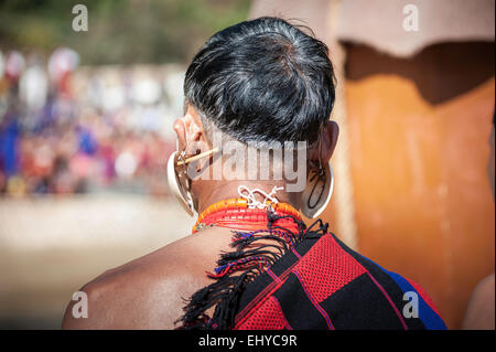 L'homme de tribu Naga et coupe de pansement de retour Banque D'Images