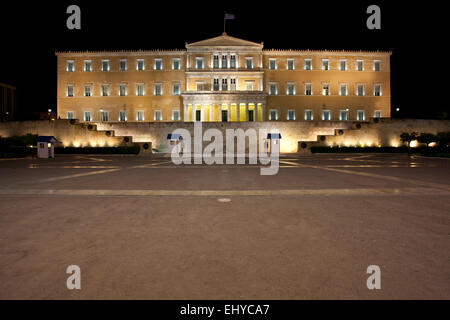 Evzones devant le Tombeau du Soldat inconnu au parlement hellénique à Athènes, Grèce. Banque D'Images