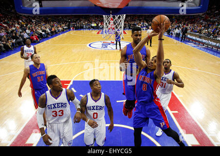 Philadelphie, Pennsylvanie, USA. 18 mars, 2015. Detroit Pistons guard Spencer Dinwiddie (8) tire la balle au cours de la NBA match entre les Detroit pistons et les Philadelphia 76ers au Wells Fargo Center de Philadelphie, Pennsylvanie. Les Philadelphia 76ers a gagné 94-83. Banque D'Images