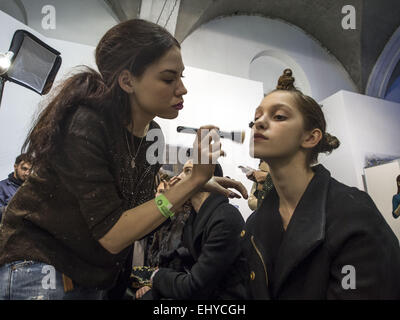 Kiev, Ukraine. 18 mars, 2015. Un modèle a son maquillage fait en coulisses au cours de Ukrainian Fashion Week © Igor Golovniov/ZUMA/Alamy Fil Live News Banque D'Images