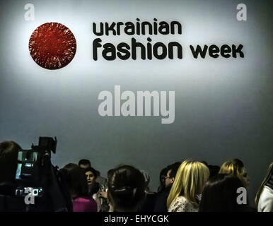 Kiev, Ukraine. 18 mars, 2015. Peuples autochtones au cours de Ukrainian Fashion Week © Igor Golovniov/ZUMA/Alamy Fil Live News Banque D'Images