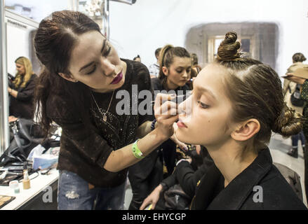 Kiev, Ukraine. 18 mars, 2015. Un modèle a son maquillage fait en coulisses au cours de Ukrainian Fashion Week © Igor Golovniov/ZUMA/Alamy Fil Live News Banque D'Images