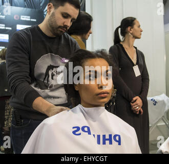 Kiev, Ukraine. 18 mars, 2015. Un modèle a son maquillage fait en coulisses au cours de Ukrainian Fashion Week © Igor Golovniov/ZUMA/Alamy Fil Live News Banque D'Images