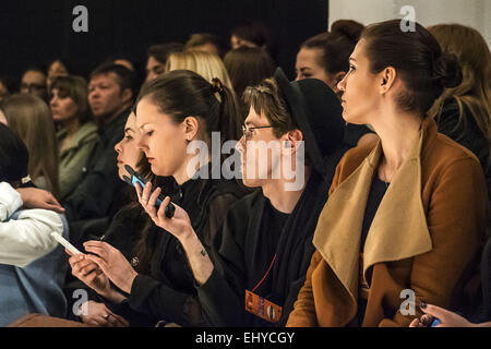 Kiev, Ukraine. 18 mars, 2015. Peuples autochtones au cours de Ukrainian Fashion Week © Igor Golovniov/ZUMA/Alamy Fil Live News Banque D'Images