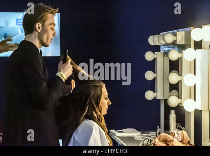 Kiev, Ukraine. 18 mars, 2015. Un modèle a son maquillage fait en coulisses au cours de Ukrainian Fashion Week © Igor Golovniov/ZUMA/Alamy Fil Live News Banque D'Images