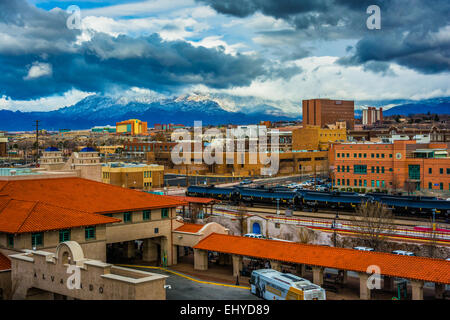 Vue sur les montagnes lointaines et Alvarado Transportation Center à Albuquerque, Nouveau Mexique. Banque D'Images