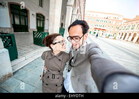 Couple taking photo selfies Banque D'Images