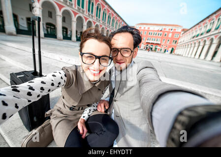 Couple taking photo selfies Banque D'Images