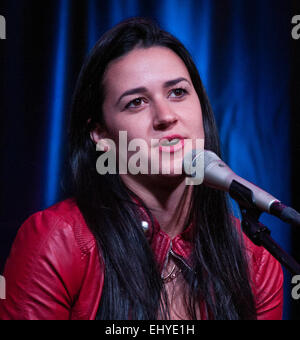 Bala Cynwyd, Pennsylvania, USA. 18 mars, 2015. Singer-Songwriter cubano-Kat Dahlia effectue au Mix 106's Performance Theatre le 18 mars 2015 à Bala Cynwyd, Pennsylvania, United States. Crédit : Paul Froggatt/Alamy Live News Banque D'Images