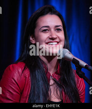 Bala Cynwyd, Pennsylvania, USA. 18 mars, 2015. Singer-Songwriter cubano-Kat Dahlia effectue au Mix 106's Performance Theatre le 18 mars 2015 à Bala Cynwyd, Pennsylvania, United States. Crédit : Paul Froggatt/Alamy Live News Banque D'Images