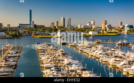 Vue sur l'horizon et Frank S. Farley State Marina à partir de la pépite d'un garage de stationnement à Atlantic City, New Jersey. Banque D'Images