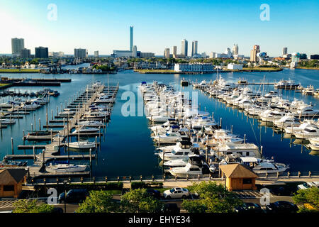 Vue sur l'horizon et Frank S. Farley State Marina à partir de la pépite d'un garage de stationnement à Atlantic City, New Jersey. Banque D'Images