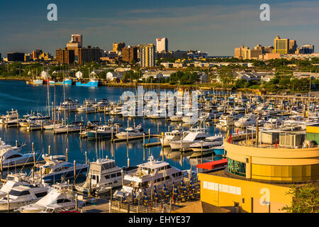 Vue sur l'horizon et Frank S. Farley State Marina à partir de la pépite d'un garage de stationnement à Atlantic City, New Jersey. Banque D'Images