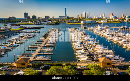 Vue sur l'horizon et Frank S. Farley State Marina à partir de la pépite d'un garage de stationnement à Atlantic City, New Jersey. Banque D'Images