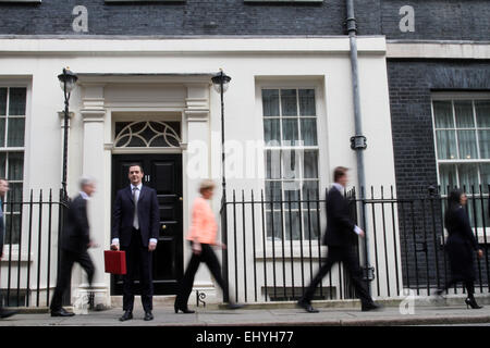 Londres, Royaume-Uni. 18 mars, 2015. Chancelier de l'Échiquier, George Osborne, détient le budget rouge fort numéro externe 11 Downing Street avant de prononcer son discours à la Chambre des communes. Crédit : Paul Marriott/Alamy Live News Banque D'Images