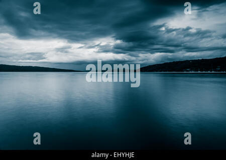 Dark storm clouds over Lac Cayuga, à Ithaca, New York. Banque D'Images