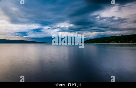 Dark storm clouds over Lac Cayuga, à Ithaca, New York. Banque D'Images