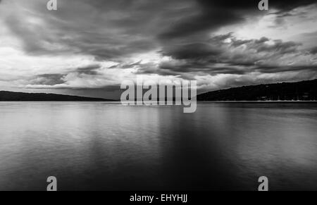 Dark storm clouds over Lac Cayuga, à Ithaca, New York. Banque D'Images