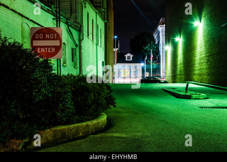 N'entrez pas de signer dans une ruelle sombre la nuit à Hanover, en Pennsylvanie. Banque D'Images