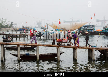 Un marché aux poissons occupé tôt le matin près de Hoi An, Vietnam. Banque D'Images