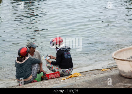 Un commerce de poissons occupé tôt le matin près de Hoi An, Vietnam. Banque D'Images