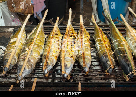 Marché du crabe à Kep, au Cambodge. Occupation traditionnelle pour faire une vie. Le poisson grillé en plein air dans un restaurant local. Banque D'Images