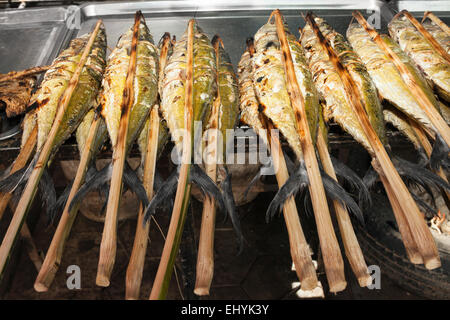 Marché du crabe à Kep, au Cambodge. Occupation traditionnelle pour faire une vie. Le poisson grillé en plein air dans un restaurant local. Banque D'Images