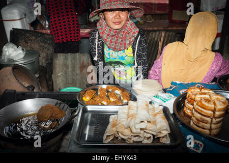 Marché du crabe à Kep, au Cambodge. Occupation traditionnelle pour faire une vie. La cuisine femme et la vente de nourriture traditionnelle. Banque D'Images