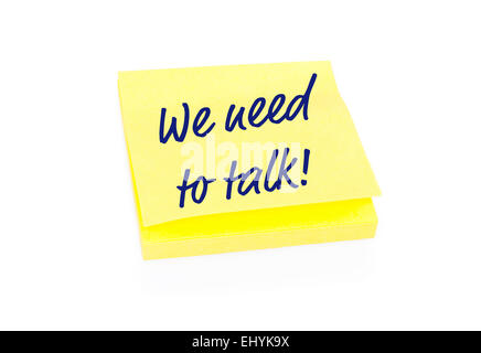 Yellow sticky note sur le bloc avec du texte nous avons besoin de parler Banque D'Images