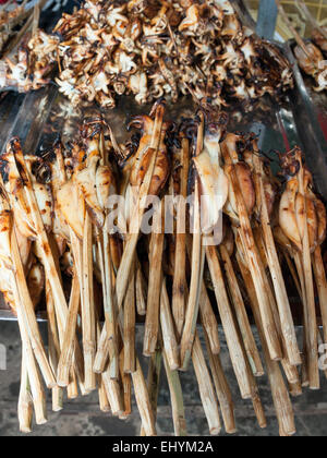 Marché du crabe à Kep, au Cambodge. Occupation traditionnelle pour faire une vie. Calmar grillé en plein air dans un restaurant local. Banque D'Images