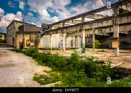 Graffitis sur les ruines d'un vieux bâtiment à Glen Rock, New Jersey. Banque D'Images