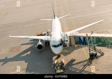 Un avion de Lufthansa vu dans l'aire de manœuvre à l'aéroport de Munich, Allemagne, 19 mars 2015. La grève des pilotes de Lufthansa continue. Les connexions à longue distance sont également affectés à l'aéroport de Munich le 19 mars 2015. Photo : SVEN HOPPE/dpa Banque D'Images