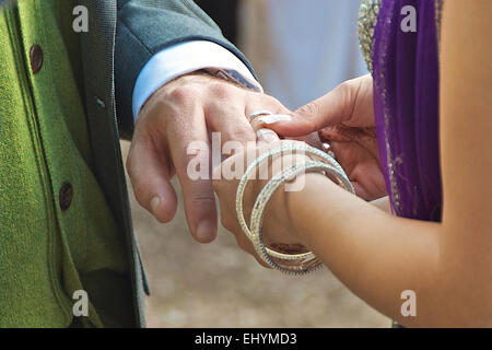 L'échange de deux joints toriques à la cérémonie de mariage Banque D'Images