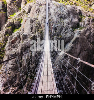 Personne debout sur le pont de Trift, Alpes, Suisse Banque D'Images
