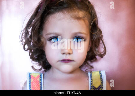 Portrait d'une fille avec yeux bleus perçant Banque D'Images