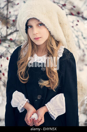 Sad girl holding à la neige en forme de cœur Banque D'Images