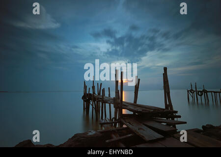 Bamboo Dock au lever du soleil, de Cirebon, Indonésie Banque D'Images