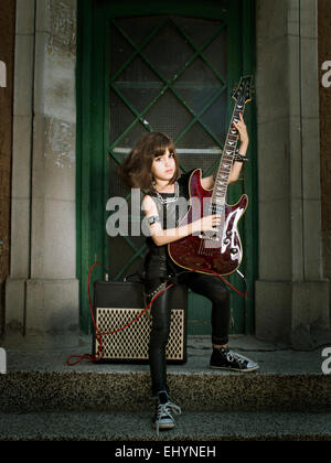 Fille habillé comme une star du rock à la guitare Banque D'Images