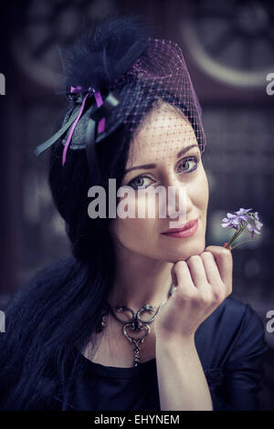 Portrait de femme tenant une fleur Banque D'Images