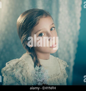 Portrait d'une jeune fille dans une robe vintage Banque D'Images