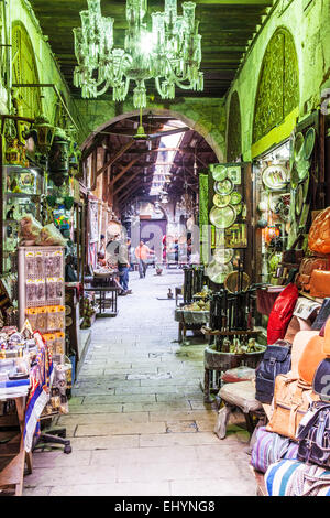 Vue d'une rue dans le souk de Khan el-Khalili au Caire. Banque D'Images