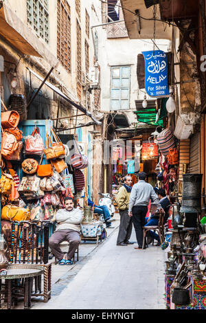 Vue d'une rue dans le souk de Khan el-Khalili au Caire. Banque D'Images