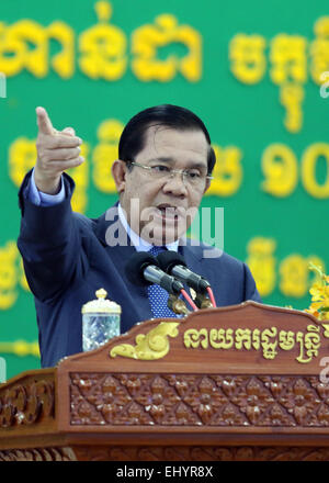 (150319) -- PHNOM PENH, le 19 mars 2015 (Xinhua) -- Le Premier ministre cambodgien Hun Sen, lors d'une cérémonie de remise des bourses d'études à l'Université du Cambodge à Phnom Penh, au Cambodge, le 19 mars 2015. Le Premier ministre cambodgien Hun Sen a accusé jeudi Kem Sokha, vice-président de l'opposition le Parti National du Cambodge (CNRP), des manifestations post-électorales en 2013 dans un complot visant à renverser le gouvernement. (Xinhua/Sovannara) Banque D'Images