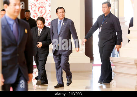 (150319) -- PHNOM PENH, le 19 mars 2015 (Xinhua) -- Le Premier ministre cambodgien Hun Sen (2e R) marche à l'Assemblée nationale à Phnom Penh, au Cambodge, le 19 mars 2015. L'Assemblée nationale du Cambodge le jeudi à l'unanimité a adopté deux nouvelles lois électorales qui visent à régir les élections libres et équitables et à prévenir l'impasse post-électorale. (Xinhua/Phearum) Banque D'Images