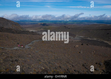 Paysage volcanique et randonneurs sur le Tongariro Crossing Parc National de Tongariro Ruapehu Île du Nord Nouvelle-zélande Banque D'Images