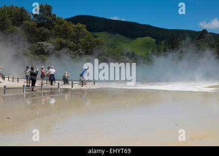 Les touristes à piscine Champagne au Wai O Tapu, île du Nord, Nouvelle-Zélande Banque D'Images