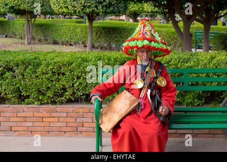 Guerrab, porteur d'eau, berbère traditionnel costume, Medina, vieille ville, Marrakech, Marrakech, Maroc, Afrique du Nord Banque D'Images