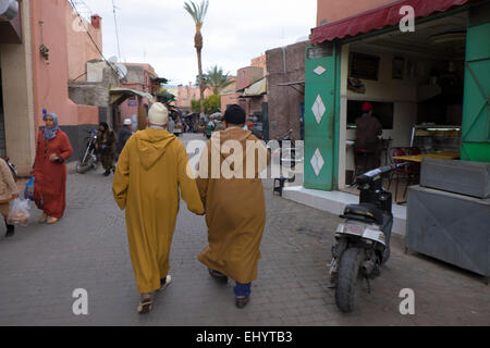 Les hommes en tenue traditionnelle marocaine, tenant les mains, Medina, vieille ville, Marrakech, Marrakech, Maroc, Afrique du Nord Banque D'Images