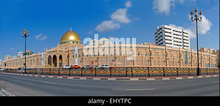 L'Asie, Emirats Arabes Unis, ÉMIRATS ARABES UNIS, Dubai, Sharjah, Corniche Street, Sharjah museum, dôme doré, ancien, Al Souq Majarra, architecte Banque D'Images